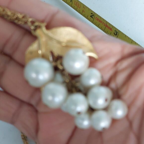 Vintage Faux Pearl Cluster Grape Bunch Pendant Gold Tone Necklace - Picture 3 of 6